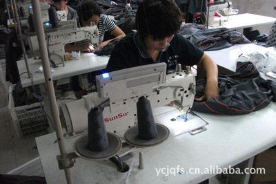 鄆城金秋服飾 全國服飾加工專家，專業定制工作服與校服