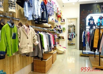 服裝服飾批發 破解農村致富困局的新路徑